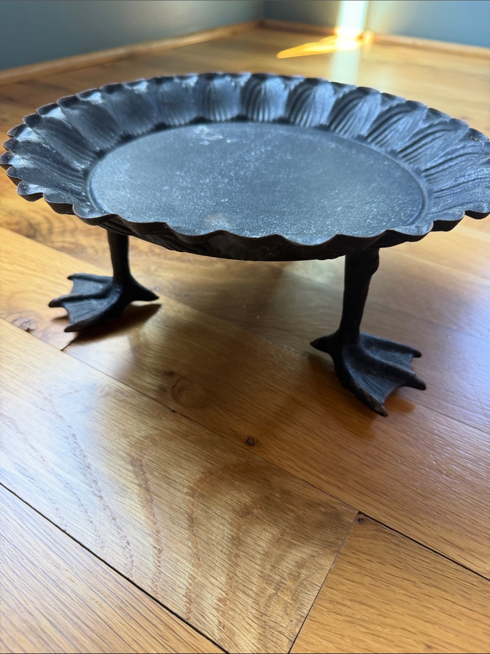 Anthropologie Duck Feet Metal Pedestal Tray Black Scalloped 10”